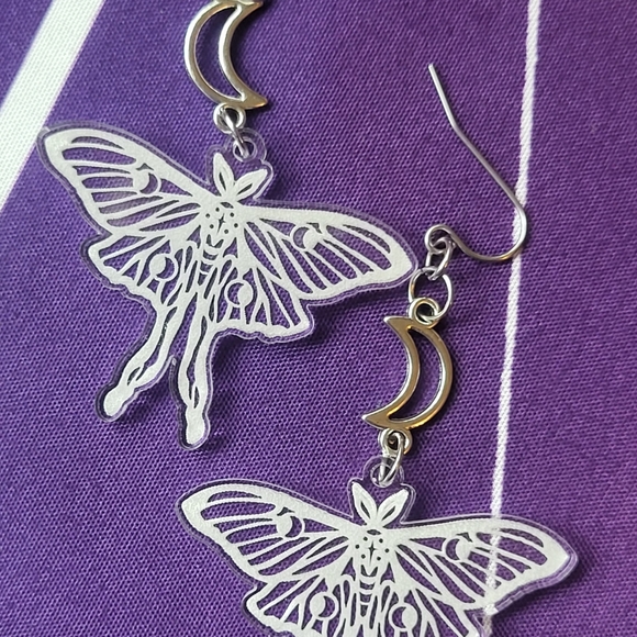 🌙🦋 Moth and crescent moon earrings - Picture 5 of 9